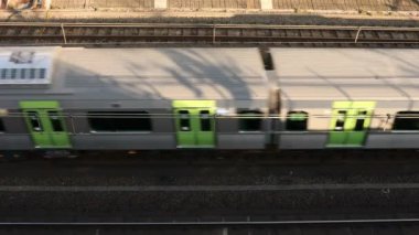 Tokyo gündüz üst görünümünde demiryolu üzerinde geçen tren.