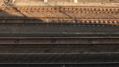 Tokyo gündüz üst görünümünde demiryolu üzerinde geçen tren.