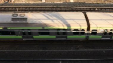 Tokyo gündüz üst görünümünde demiryolu üzerinde geçen tren.