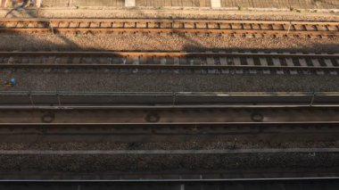 Tokyo gündüz üst görünümünde demiryolu üzerinde geçen tren.