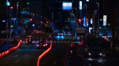 Tokyo 'daki iş kasabasında gece vakti şehir caddesi çöküyor.
