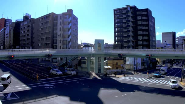 Coches vienen ang ir en el cruce de Tomigaya en Tokio ángulo alto — Vídeo de stock