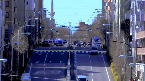 Coches vienen ang ir en el cruce de Tomigaya en Tokio ángulo alto — Vídeos de Stock