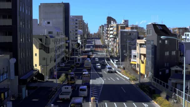 Coches vienen ang ir en el cruce de Tomigaya en Tokio ángulo alto — Vídeo de stock