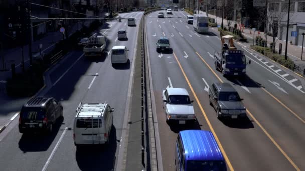 Coches vienen ang ir en el cruce de Tomigaya en Tokio ángulo alto — Vídeo de stock