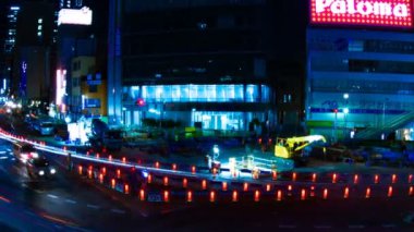 Tokyo 'daki iş kasabasında gece vakti şehir caddesi çöküyor.