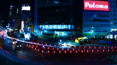 Tokyo 'daki iş kasabasında gece vakti şehir caddesi çöküyor.