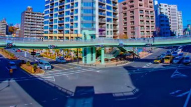 Tokyo 'nun şehir merkezindeki sınır kapısının gündüz trafiği.