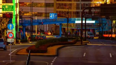 Tokyo alacakaranlıkta şehir caddesibir timelapse