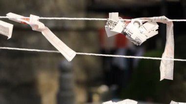 Tokyo'da gündüz Kanda tapınağında Oracles