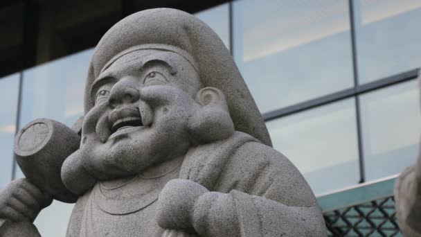 Ángulo de guardián de la estatua en el santuario de Kanda en Tokio — Vídeos de Stock