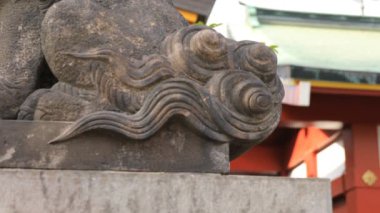 Tokyo'daki Kanda tapınağında heykel koruyucu köpek