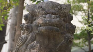 Tokyo'daki Kanda tapınağında heykel koruyucu köpek