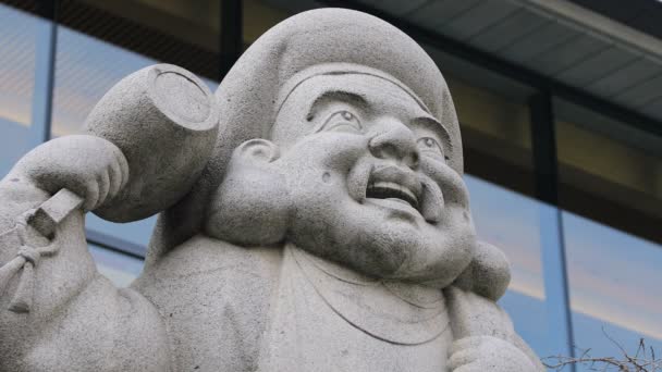 Угол обзора статуи в храме Канда в Токио — стоковое видео