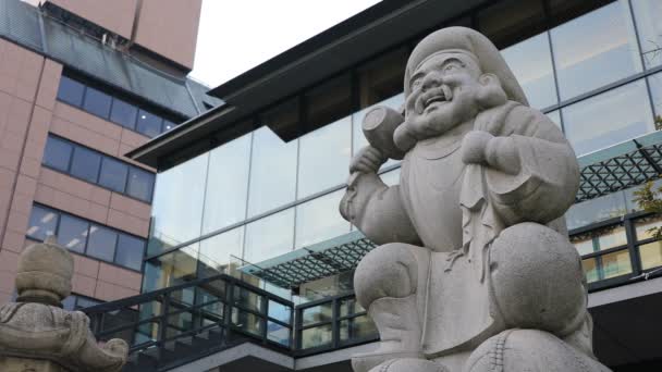 Tokyo'daki Kanda tapınağında heykel koruyucu açısı — Stok video