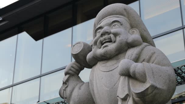 Ángulo de guardián de la estatua en el santuario de Kanda en Tokio — Vídeos de Stock