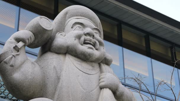 Statue guardian angle at Kanda shrine in Tokyo — Stock Video