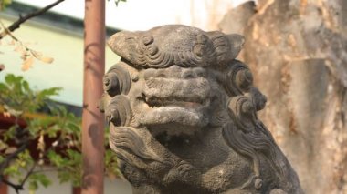 Tokyo'daki Kanda tapınağında heykel koruyucu köpek