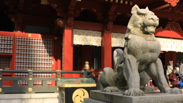 Estatua guardián perro en Kanda santuario en Tokio — Vídeos de Stock