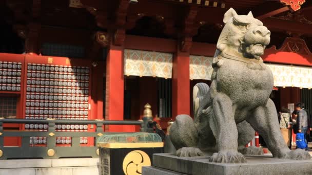 Estátua cão guardião no santuário de Kanda em Tóquio — Vídeo de Stock