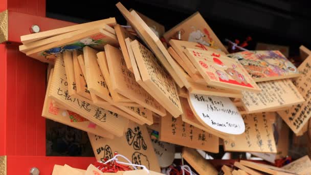 Comprimidos votivos no santuário de Kanda myojin em Tóquio — Vídeo de Stock