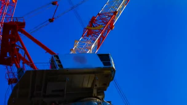 Un time lapse di gru in movimento dietro il cielo blu a Tokyo primo piano — Video Stock