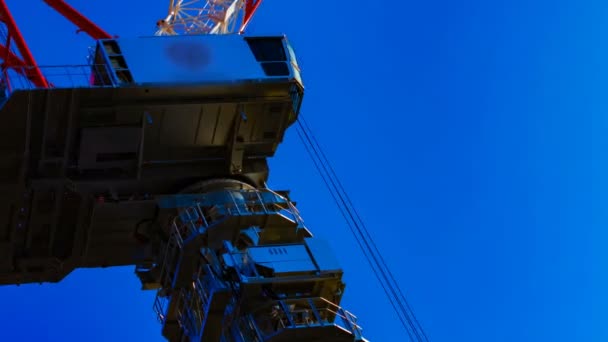 Un laps de temps de grues mobiles derrière le ciel bleu à Tokyo gros plan — Video