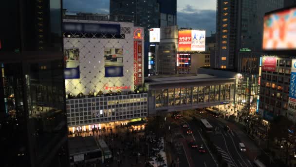 Ampia traversata al centro di Shibuya Tokyo di notte vista dall'alto — Video Stock