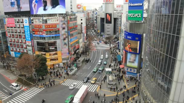 Amplio cruce en el centro de Shibuya Tokio vista superior durante el día — Vídeos de Stock