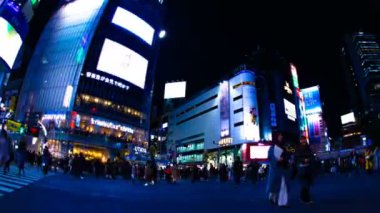 Shibuya Tokyo geniş atış neon kasabasında gece zaman atlamalı geçiş