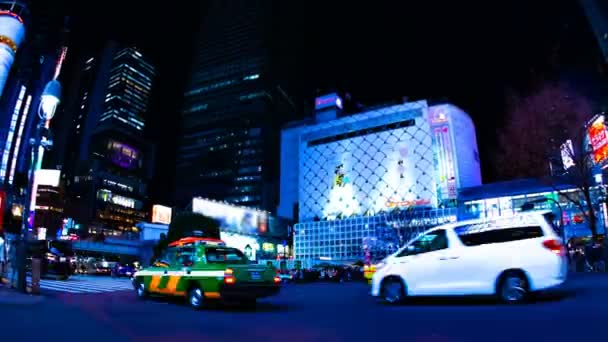 Waktu malam berlalu di kota neon di Shibuya Tokyo tembakan lebar — Stok Video