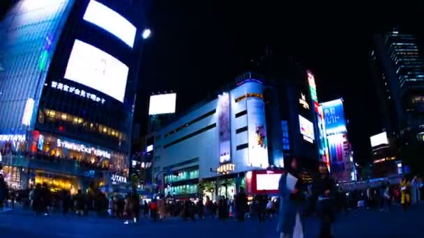 Waktu malam berlalu di kota neon di Shibuya Tokyo tembakan lebar — Stok Video