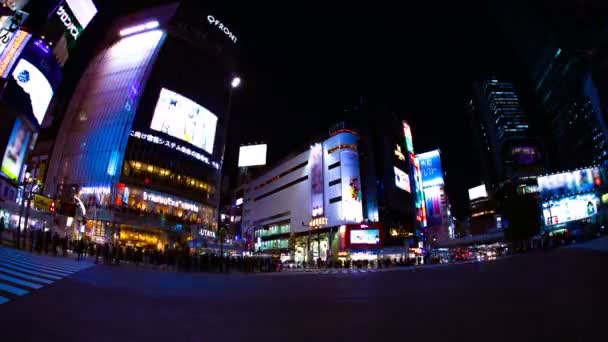 Éjszakai telik el átkelés a neon város Shibuya Tokyo széles lövés — Stock videók