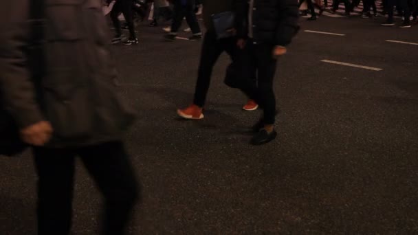 Walking people lichaamsdelen bij Shibuya Crossing 's nachts — Stockvideo