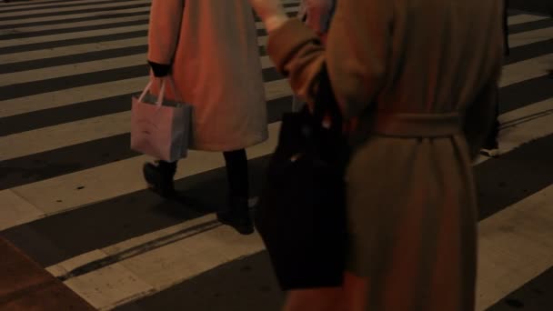 Walking people lichaamsdelen bij Shibuya Crossing 's nachts — Stockvideo