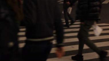 Shibuya geçidinde yürüyen insanların vücut parçaları gece