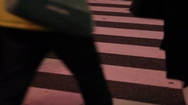 Shibuya geçidinde yürüyen insanların vücut parçaları gece