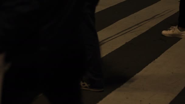 Прогуливая людей части тела на переходе Сибуя ночью — стоковое видео