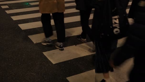 Procházkové části těla v noci přes Shibuya — Stock video