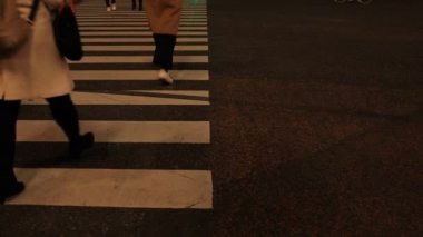 Shibuya geçidinde yürüyen insanların vücut parçaları gece