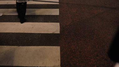 Shibuya geçidinde yürüyen insanların vücut parçaları gece