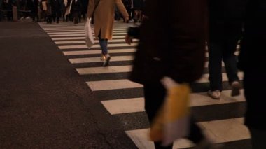 Shibuya geçidinde yürüyen insanların vücut parçaları gece
