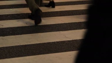 Shibuya geçidinde yürüyen insanların vücut parçaları gece