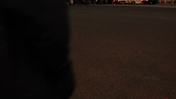 밤에 시부야 횡단에서 걷는 사람들의 신체 부위 — 비디오