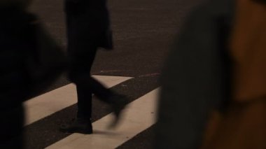 Shibuya geçidinde yürüyen insanların vücut parçaları gece