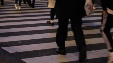 Shibuya geçidinde yürüyen insanların vücut parçaları gece