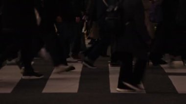Shibuya geçidinde yürüyen insanların vücut parçaları gece