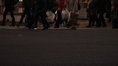 Shibuya geçidinde yürüyen insanların vücut parçaları gece
