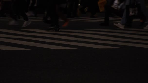 Camminare persone parti del corpo a Shibuya attraversando di notte — Video Stock