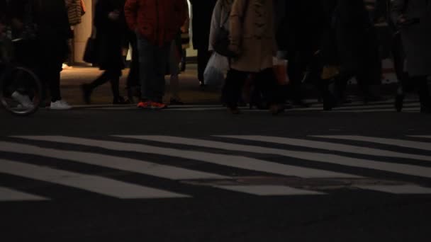 Procházkové části těla v noci přes Shibuya — Stock video